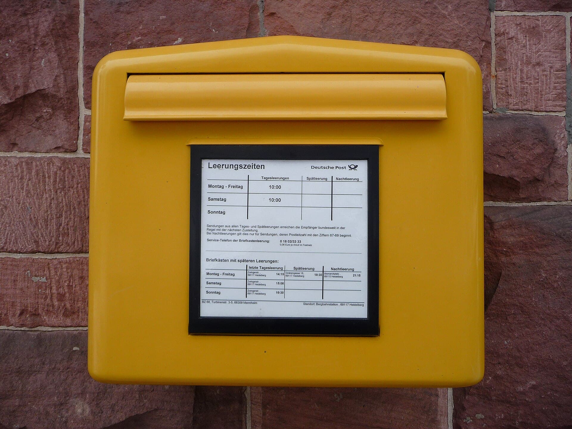 Gelber Briefkasten der Deutschen Post