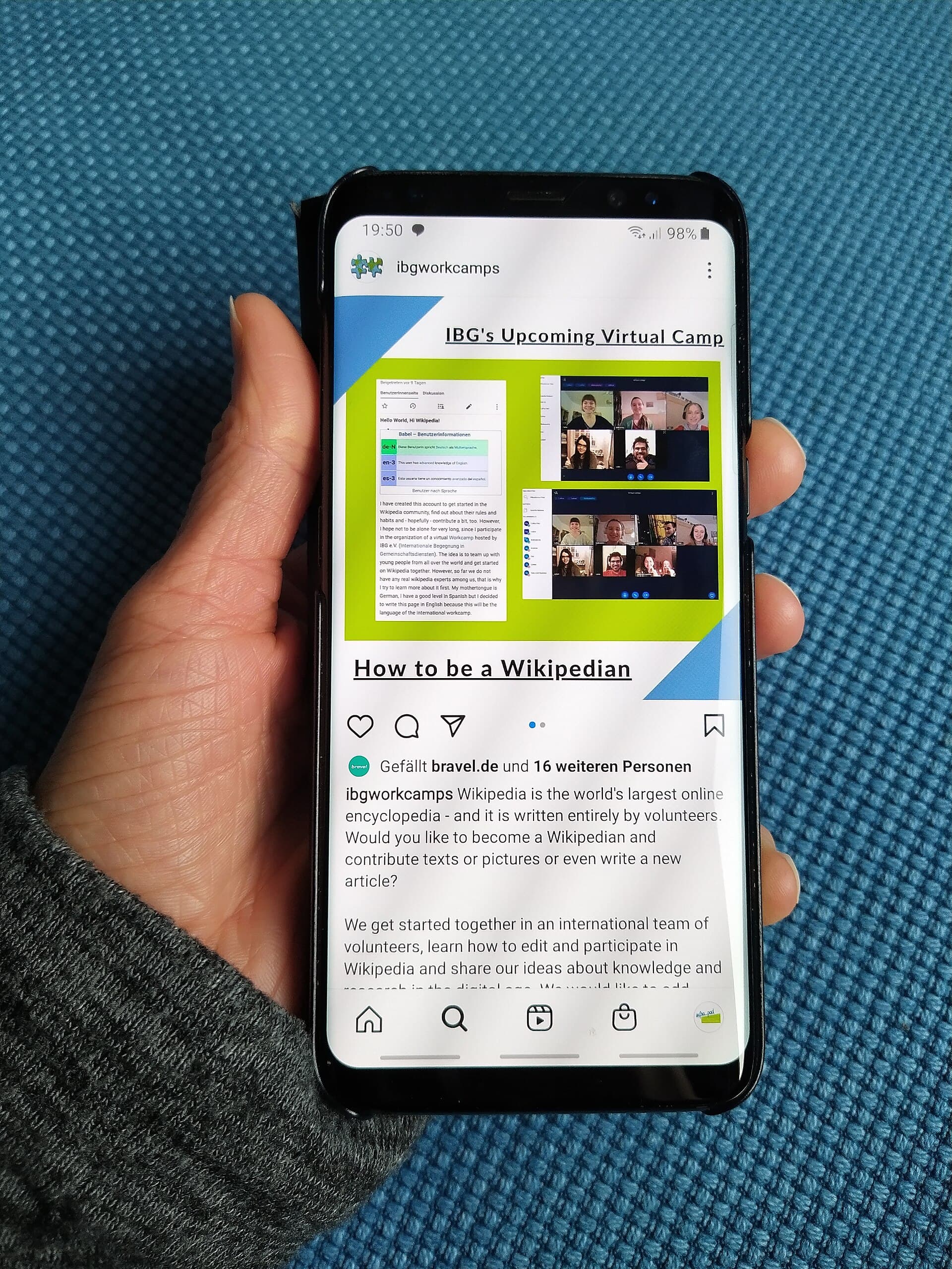 Eine Hand hält ein Smartphone