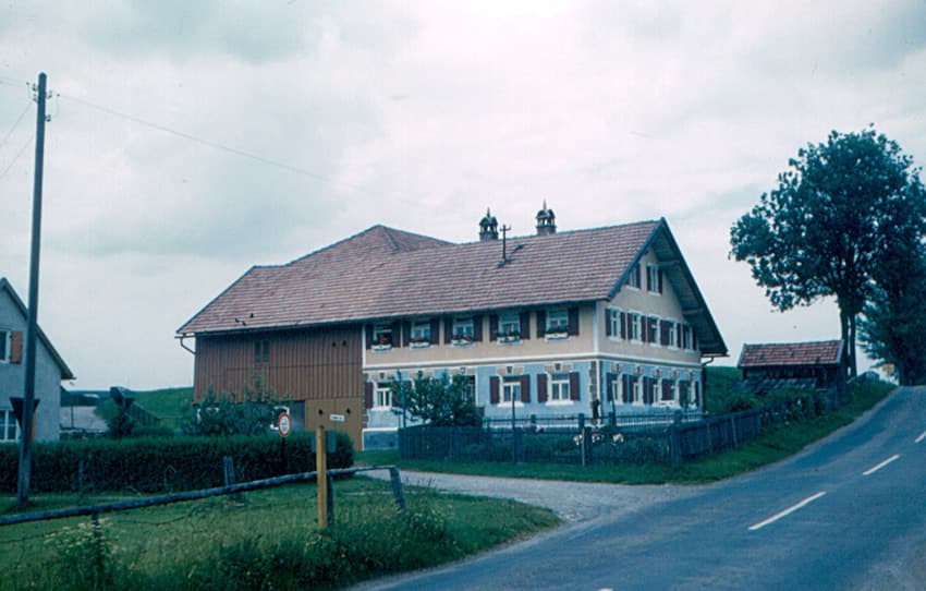 Bayerisches Bauernhaus mit Grundstück als Symbolbild für die im Erbvertragsstreit verschenkten Grundstücke