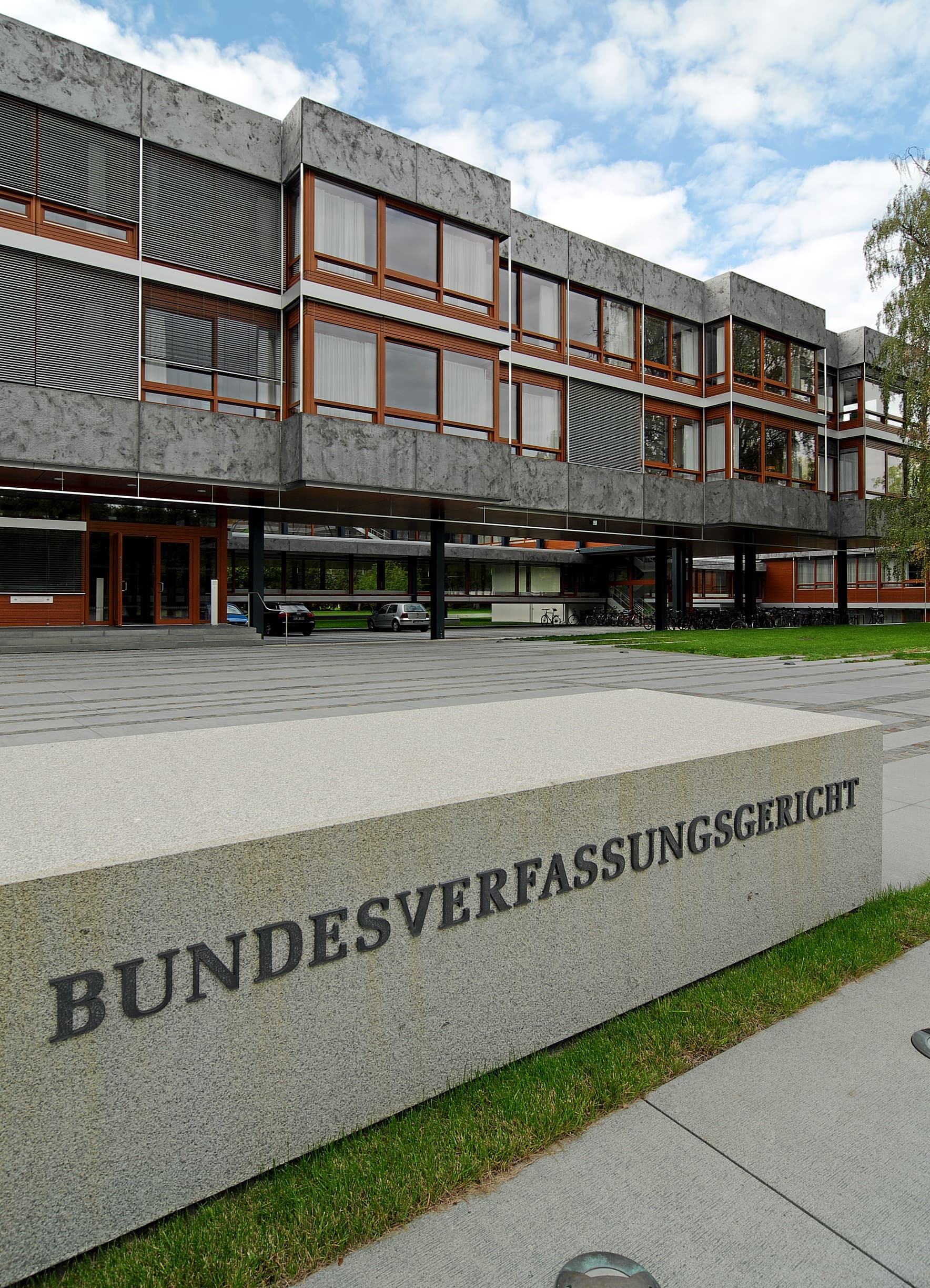 Eingang zum Richtergebäude des Bundesverfassungsgerichts in Karlsruhe mit dem Schriftzug Bundesverfassungsgericht