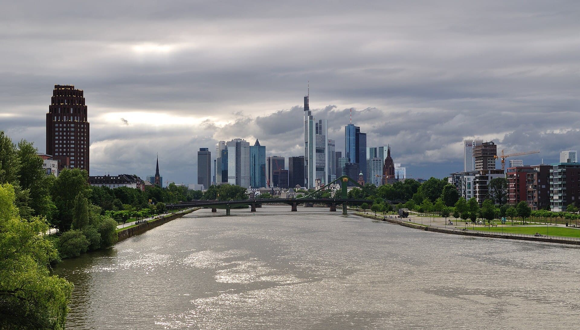 Skyline von Frankfurt am Main bei Tag, gesehen von der Deutschherrnbrücke