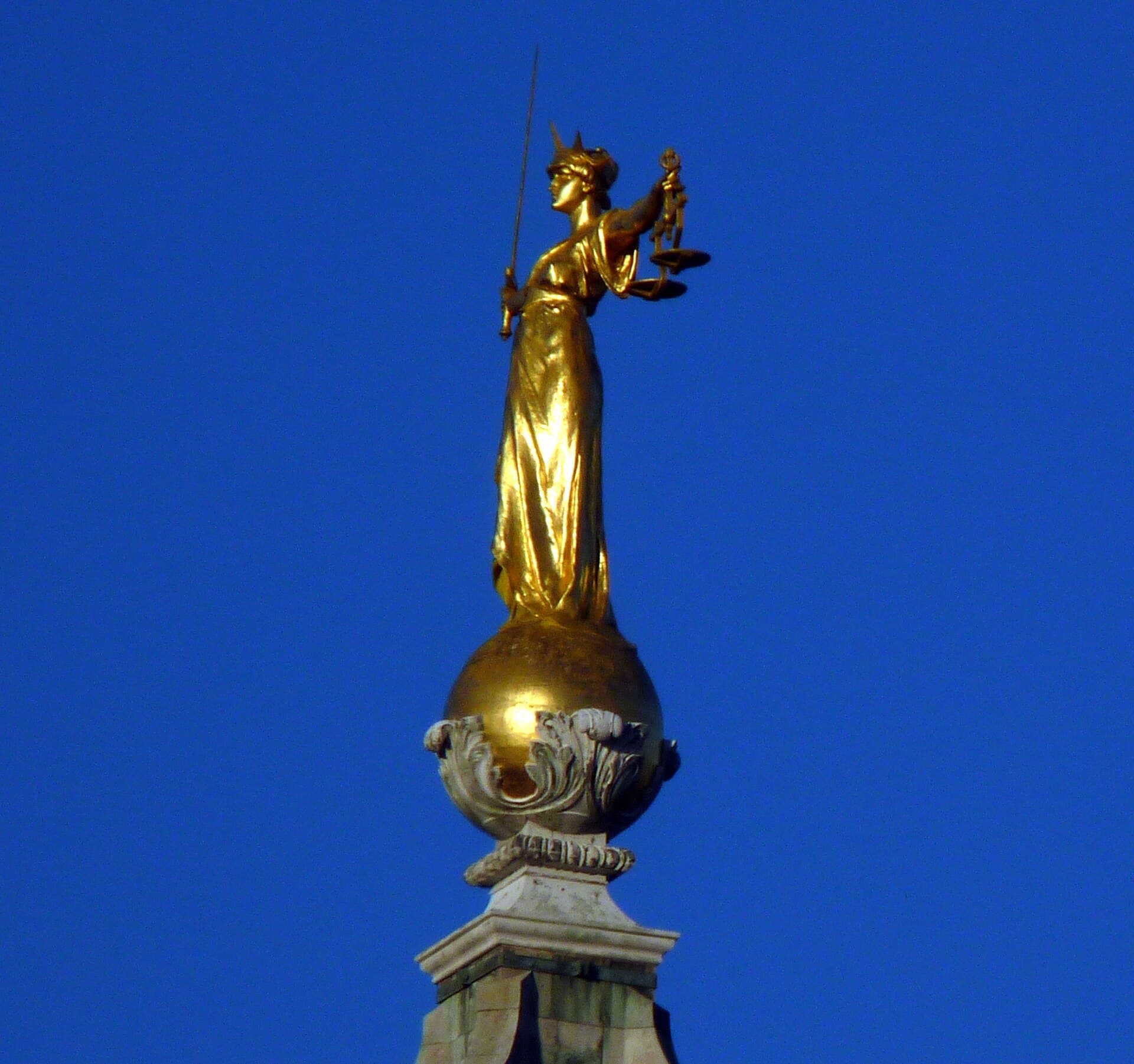 Justitia-Statue mit Waage und Schwert als Sinnbild für Recht und Gerechtigkeit