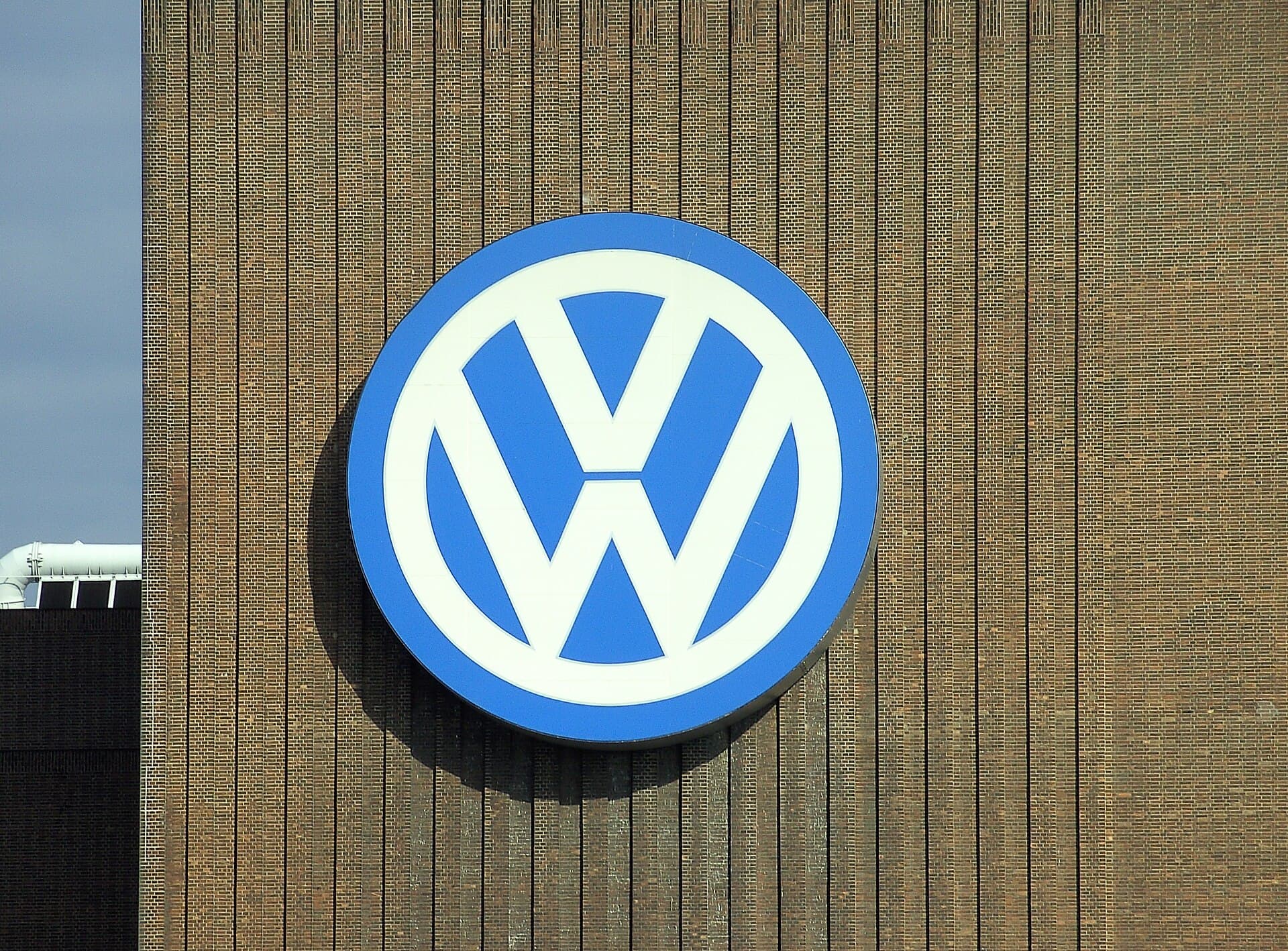 VW-Logo am Heizkraftwerk des Volkswagen-Werks in Wolfsburg