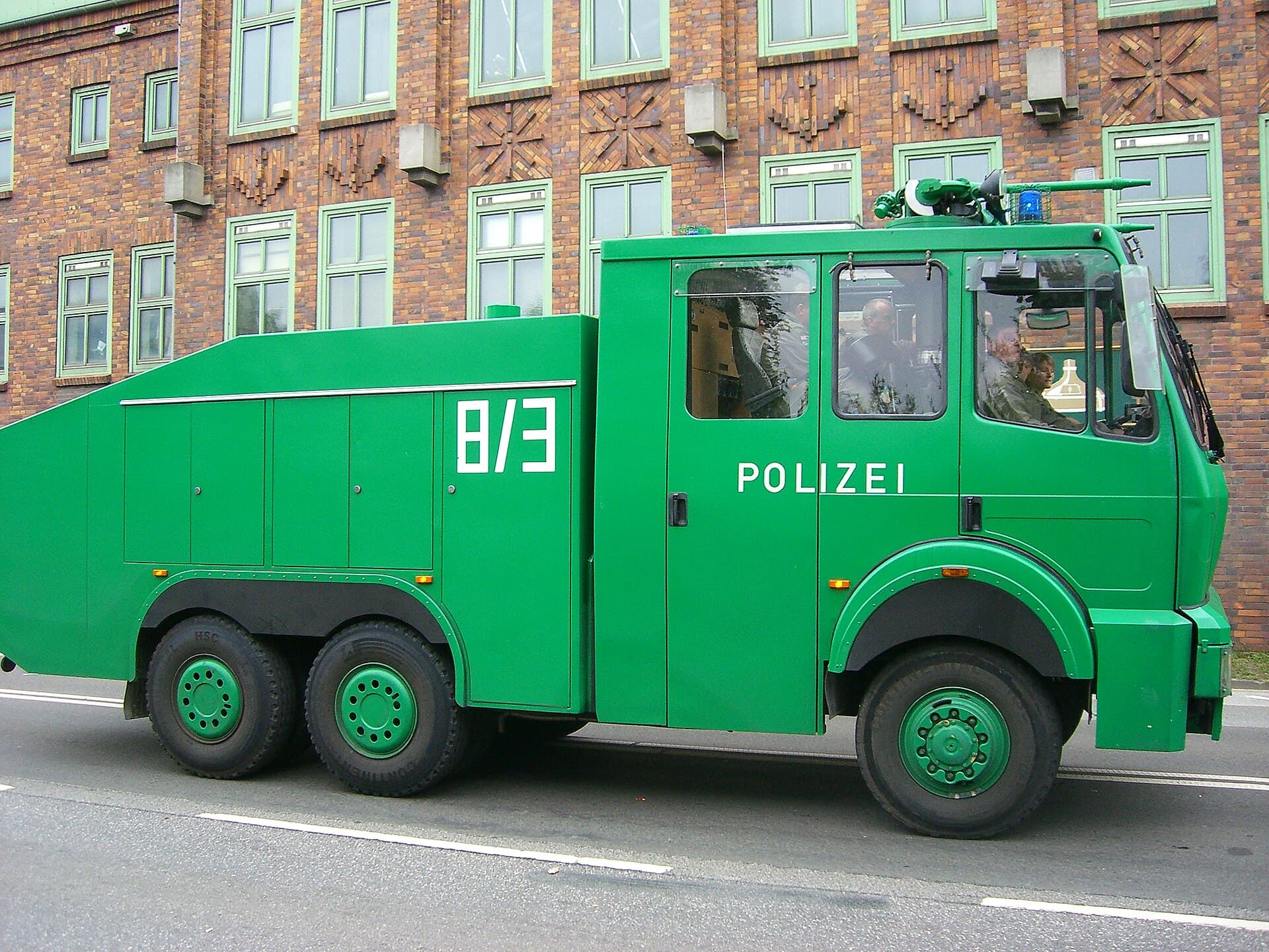 Wasserwerfer der Polizei im Einsatz bei einer Großdemonstration